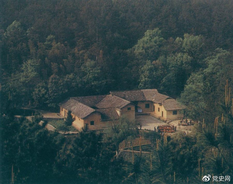 毛澤東故居——湖南省湘潭縣韶山?jīng)_上屋場(chǎng)。1893年12月26日，毛澤東在這里誕生。