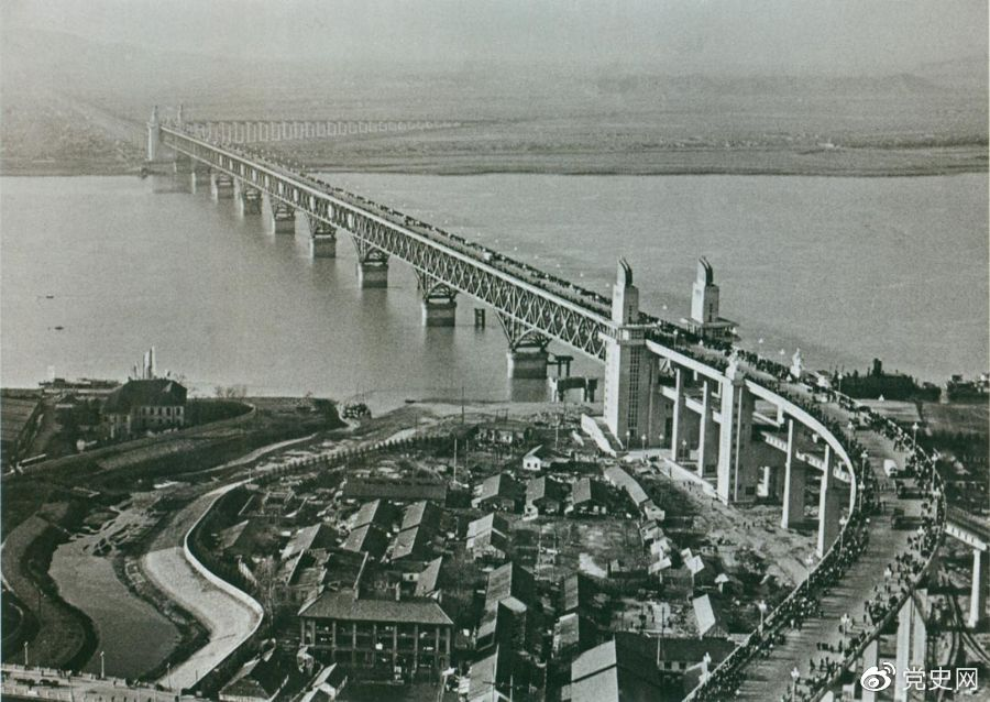 1968年12月29日， 南京長江大橋全面建成通車。這是當時中國自行設計建造的最大的鐵路、公路兩用橋。